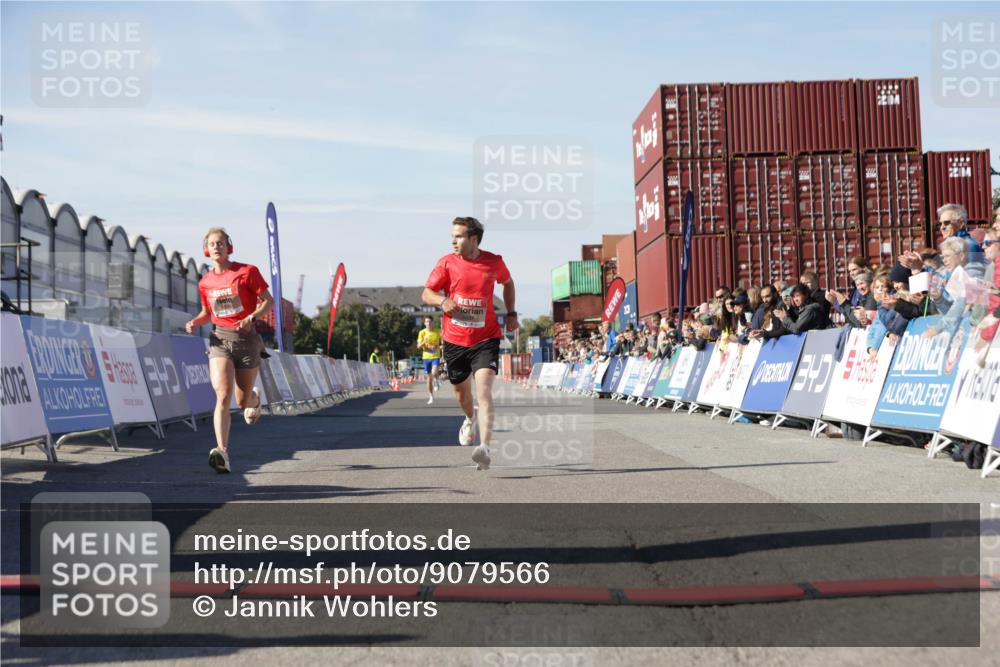 03.10.2025 - Köhlbrandbrückenlauf Jannik Wohlers http://msf.ph/oto/9079566 03.10.2025 12:49:44 Ziel 5687, 5688, 6253, 6482 meine-sportfotos.de