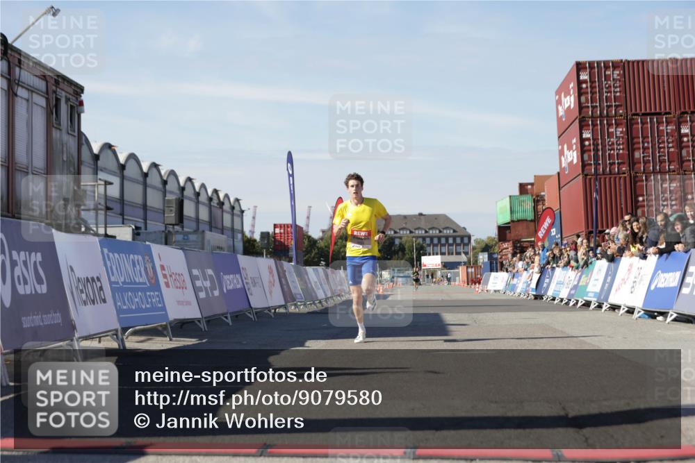 03.10.2025 - Köhlbrandbrückenlauf Jannik Wohlers http://msf.ph/oto/9079580 03.10.2025 12:49:48 Ziel 5687, 5688, 6253 meine-sportfotos.de
