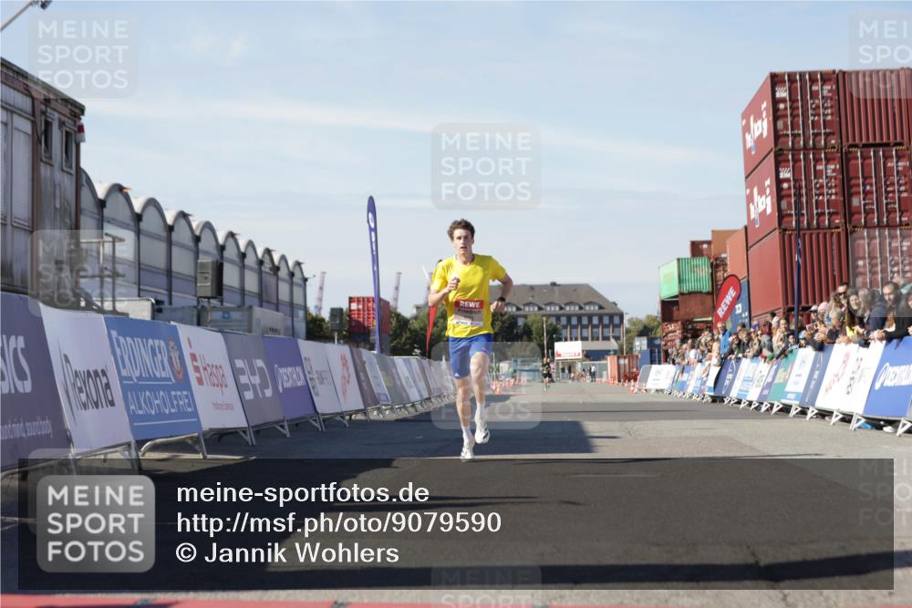 03.10.2025 - Köhlbrandbrückenlauf Jannik Wohlers http://msf.ph/oto/9079590 03.10.2025 12:49:48 Ziel 5687, 5688, 6253 meine-sportfotos.de