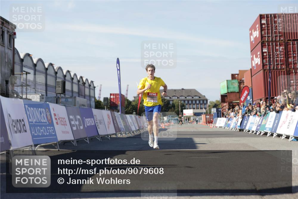 03.10.2025 - Köhlbrandbrückenlauf Jannik Wohlers http://msf.ph/oto/9079608 03.10.2025 12:49:49 Ziel 5687, 5688, 6253 meine-sportfotos.de