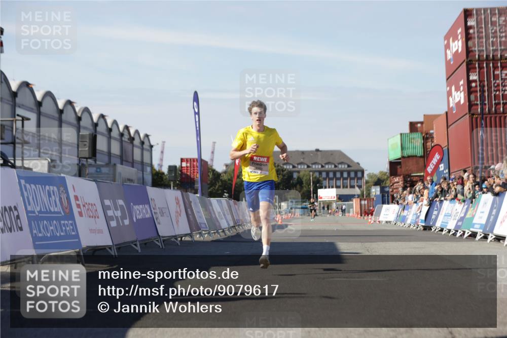 03.10.2025 - Köhlbrandbrückenlauf Jannik Wohlers http://msf.ph/oto/9079617 03.10.2025 12:49:49 Ziel 5687, 5688, 6253 meine-sportfotos.de