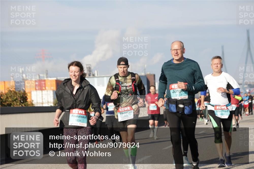 03.10.2025 - Köhlbrandbrückenlauf Jannik Wohlers http://msf.ph/oto/9079624 03.10.2025 10:01:34 Position 3 2113, 1834, 2413, 2404 meine-sportfotos.de