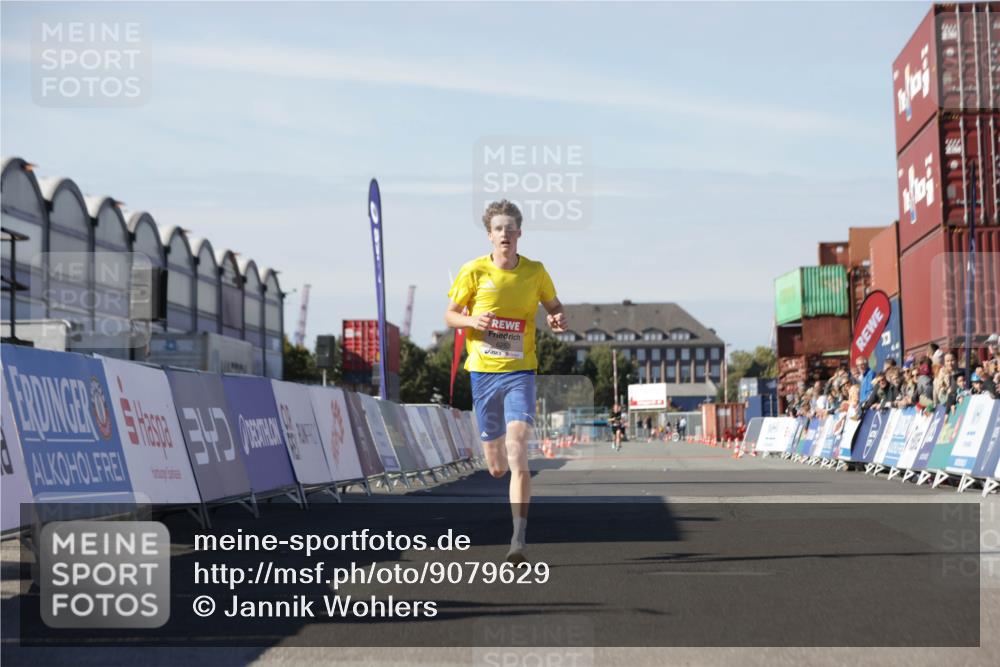 03.10.2025 - Köhlbrandbrückenlauf Jannik Wohlers http://msf.ph/oto/9079629 03.10.2025 12:49:49 Ziel 5687, 5688, 6253 meine-sportfotos.de
