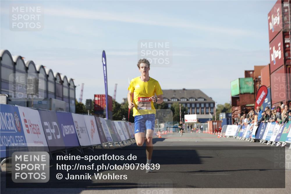 03.10.2025 - Köhlbrandbrückenlauf Jannik Wohlers http://msf.ph/oto/9079639 03.10.2025 12:49:49 Ziel 5687, 5688, 6253 meine-sportfotos.de