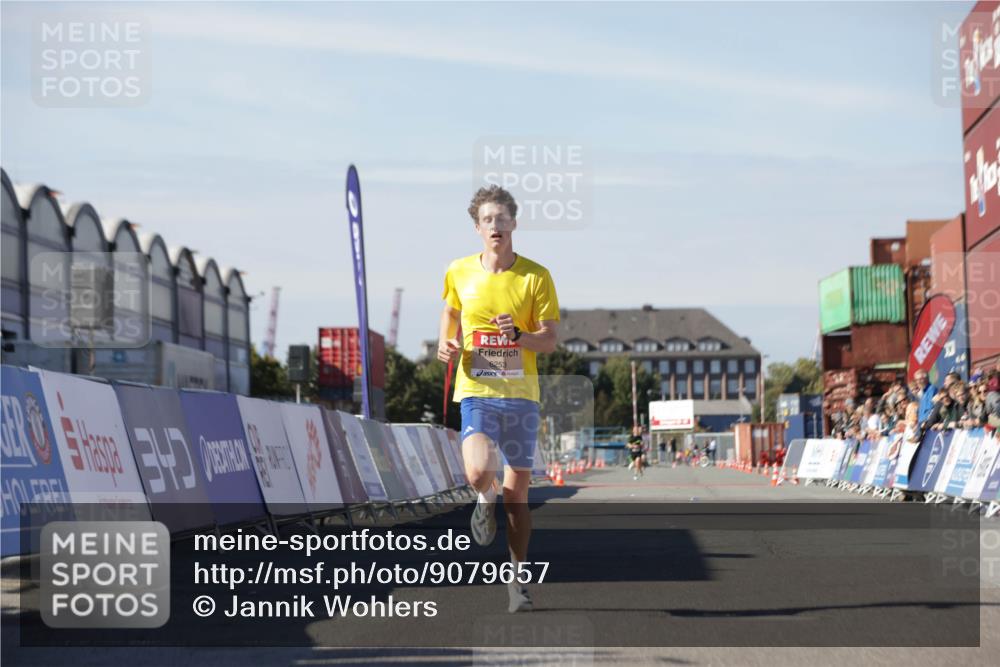 03.10.2025 - Köhlbrandbrückenlauf Jannik Wohlers http://msf.ph/oto/9079657 03.10.2025 12:49:49 Ziel 5687, 5688, 6253 meine-sportfotos.de