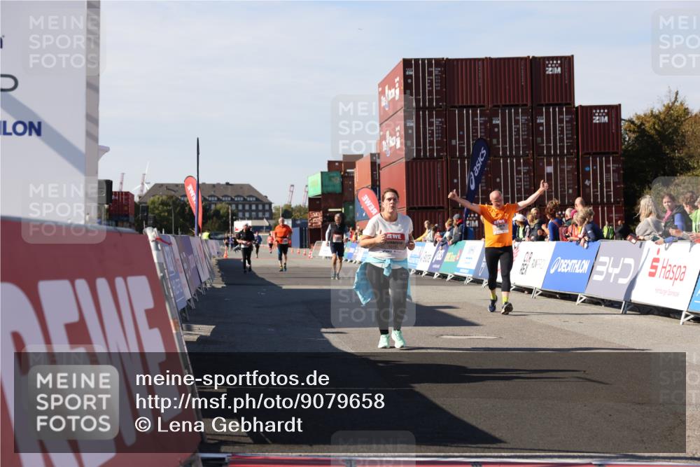 03.10.2025 - Köhlbrandbrückenlauf Lena Gebhardt http://msf.ph/oto/9079658 03.10.2025 13:45:10 Ziel 5015, 6264, 6527, 6528 meine-sportfotos.de