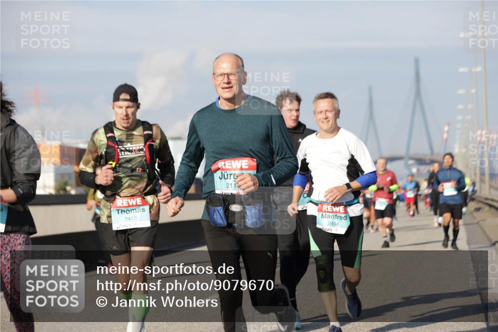 03.10.2025 - Köhlbrandbrückenlauf Jannik Wohlers http://msf.ph/oto/9079670 03.10.2025 10:01:35 Position 3 2413, 211, 2404, 22 meine-sportfotos.de