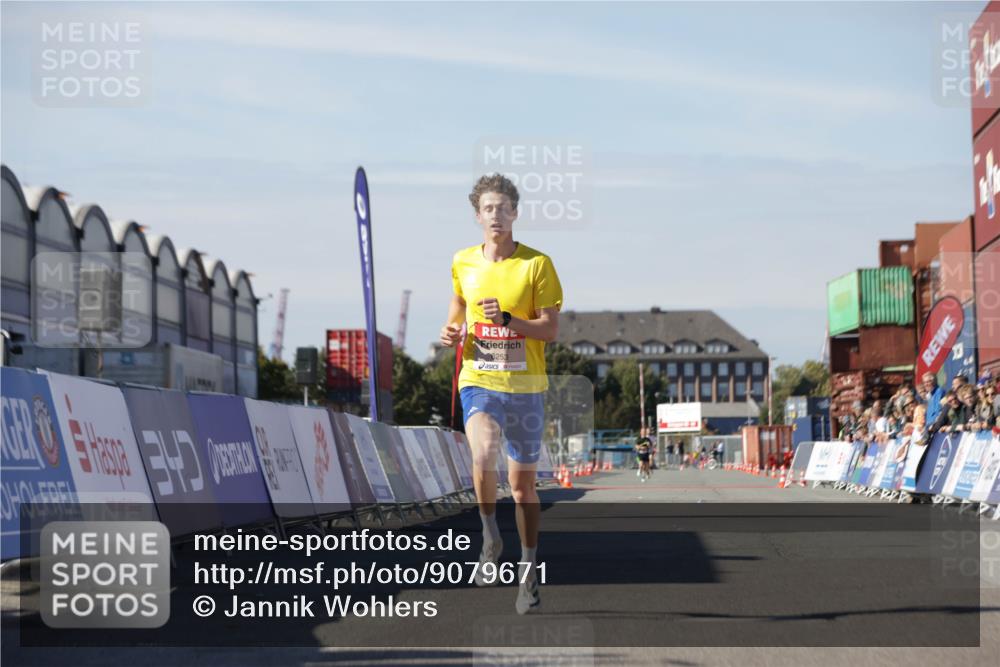 03.10.2025 - Köhlbrandbrückenlauf Jannik Wohlers http://msf.ph/oto/9079671 03.10.2025 12:49:49 Ziel 5687, 5688, 6253 meine-sportfotos.de