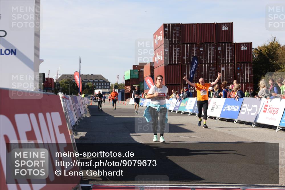 03.10.2025 - Köhlbrandbrückenlauf Lena Gebhardt http://msf.ph/oto/9079673 03.10.2025 13:45:10 Ziel 5015, 6264, 6527, 6528 meine-sportfotos.de