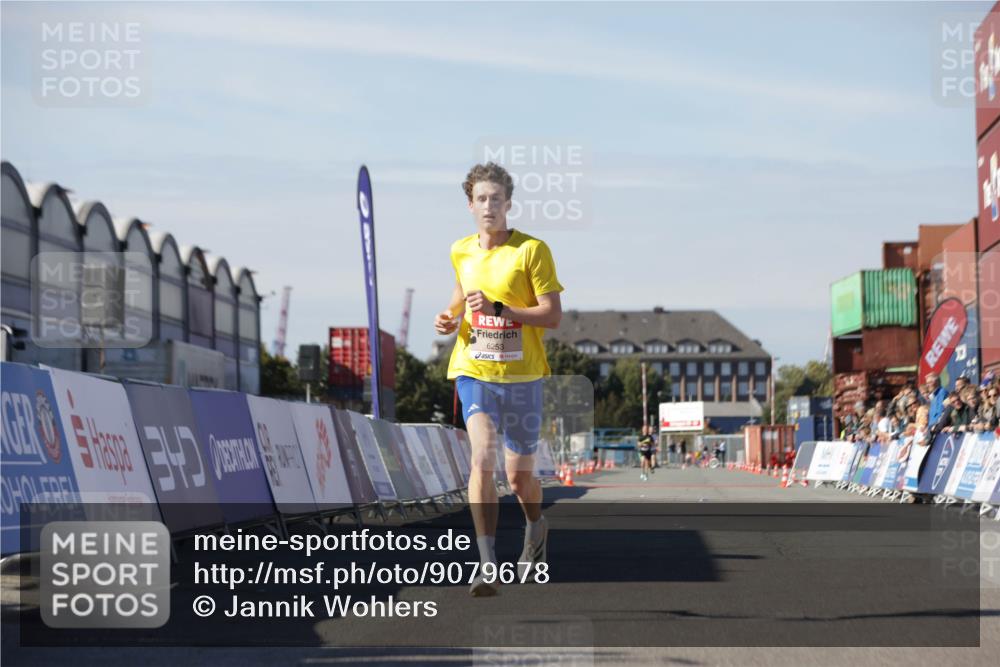 03.10.2025 - Köhlbrandbrückenlauf Jannik Wohlers http://msf.ph/oto/9079678 03.10.2025 12:49:49 Ziel 5687, 5688, 6253 meine-sportfotos.de