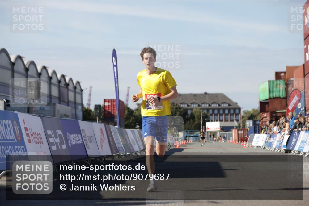 03.10.2025 - Köhlbrandbrückenlauf Jannik Wohlers http://msf.ph/oto/9079687 03.10.2025 12:49:49 Ziel 5687, 5688, 6253 meine-sportfotos.de