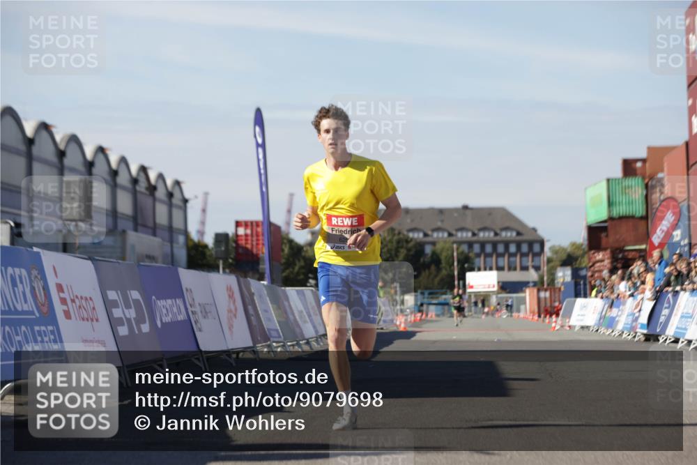 03.10.2025 - Köhlbrandbrückenlauf Jannik Wohlers http://msf.ph/oto/9079698 03.10.2025 12:49:49 Ziel 5687, 5688, 6253 meine-sportfotos.de
