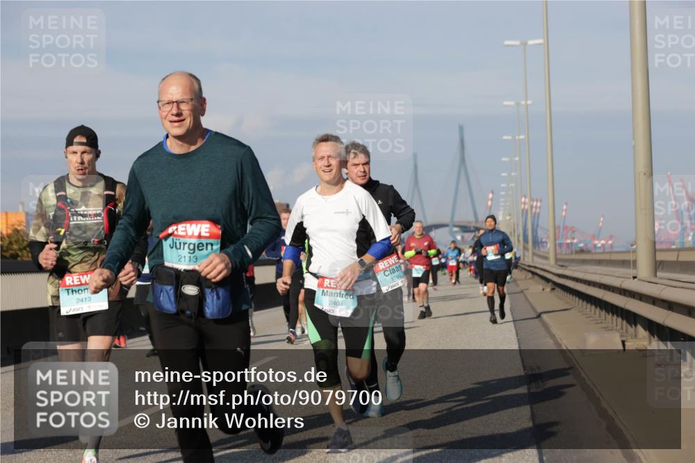 03.10.2025 - Köhlbrandbrückenlauf Jannik Wohlers http://msf.ph/oto/9079700 03.10.2025 10:01:36 Position 3 2413, 2113, 2404, 1760 meine-sportfotos.de