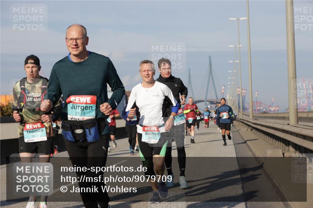 03.10.2025 - Köhlbrandbrückenlauf Jannik Wohlers http://msf.ph/oto/9079709 03.10.2025 10:01:36 Position 3 2413, 2113, 2404, 1760 meine-sportfotos.de