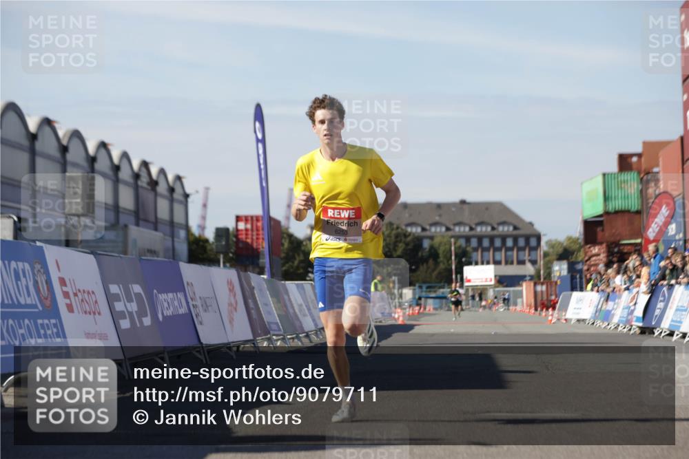 03.10.2025 - Köhlbrandbrückenlauf Jannik Wohlers http://msf.ph/oto/9079711 03.10.2025 12:49:49 Ziel 5687, 5688, 6253 meine-sportfotos.de