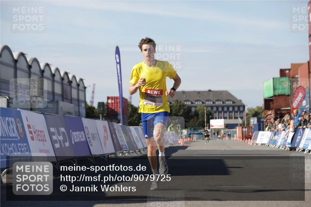 03.10.2025 - Köhlbrandbrückenlauf Jannik Wohlers http://msf.ph/oto/9079725 03.10.2025 12:49:49 Ziel 5687, 5688, 6253 meine-sportfotos.de