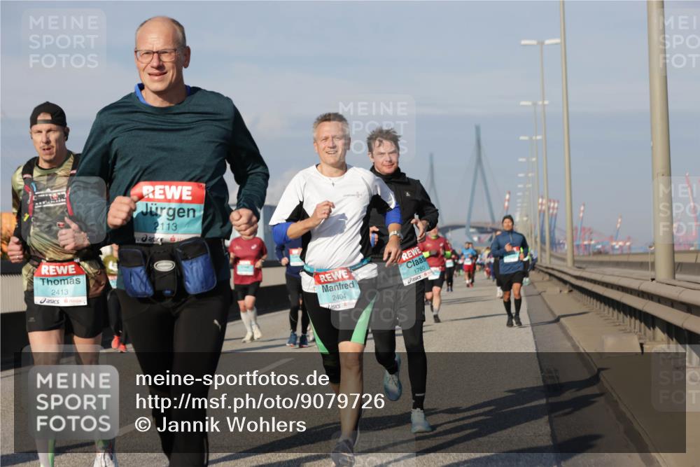 03.10.2025 - Köhlbrandbrückenlauf Jannik Wohlers http://msf.ph/oto/9079726 03.10.2025 10:01:36 Position 3 2413, 2113, 2404, 1760 meine-sportfotos.de