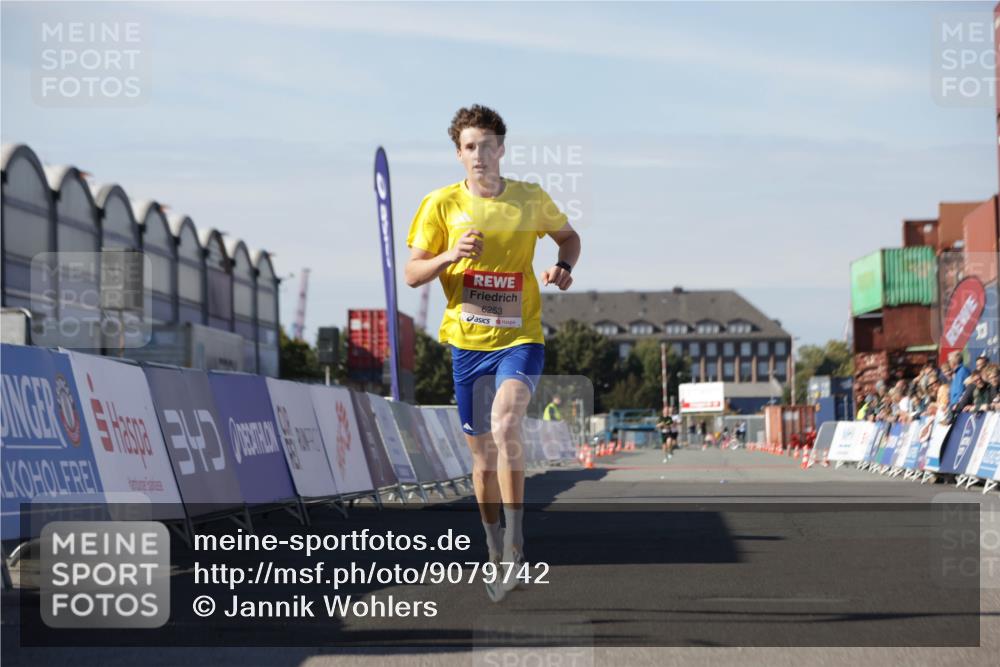 03.10.2025 - Köhlbrandbrückenlauf Jannik Wohlers http://msf.ph/oto/9079742 03.10.2025 12:49:49 Ziel 5687, 5688, 6253 meine-sportfotos.de
