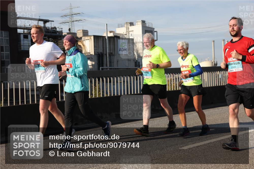 03.10.2025 - Köhlbrandbrückenlauf Lena Gebhardt http://msf.ph/oto/9079744 03.10.2025 10:03:32 Position 2 3520, 2049, 2739 meine-sportfotos.de