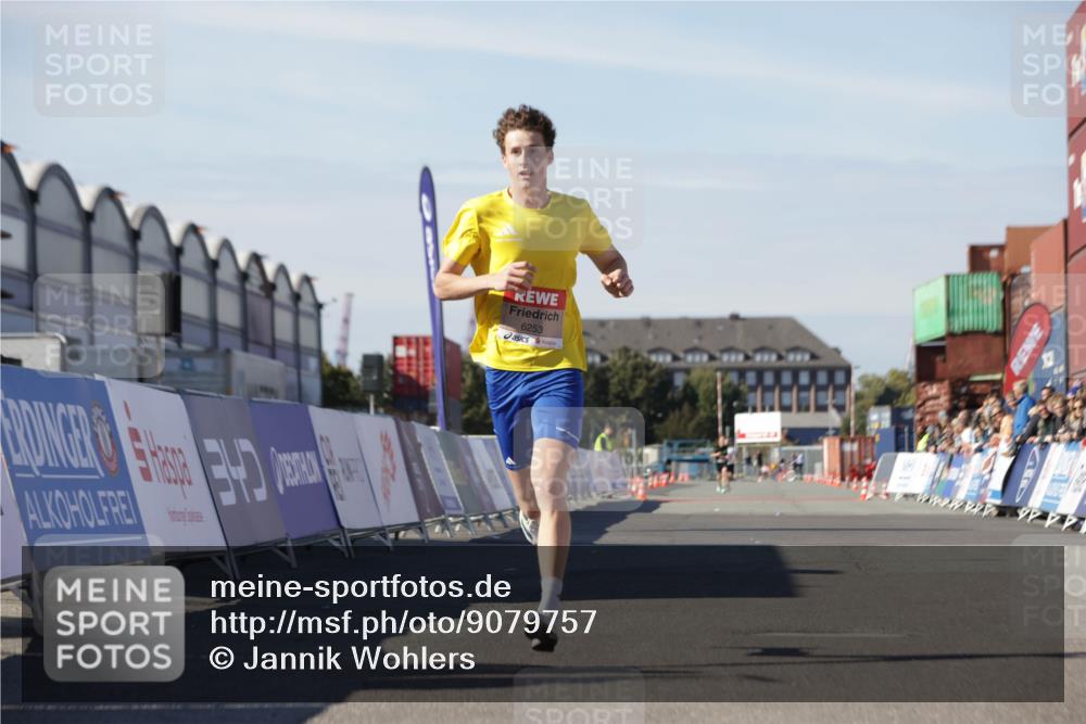 03.10.2025 - Köhlbrandbrückenlauf Jannik Wohlers http://msf.ph/oto/9079757 03.10.2025 12:49:49 Ziel 5687, 5688, 6253 meine-sportfotos.de