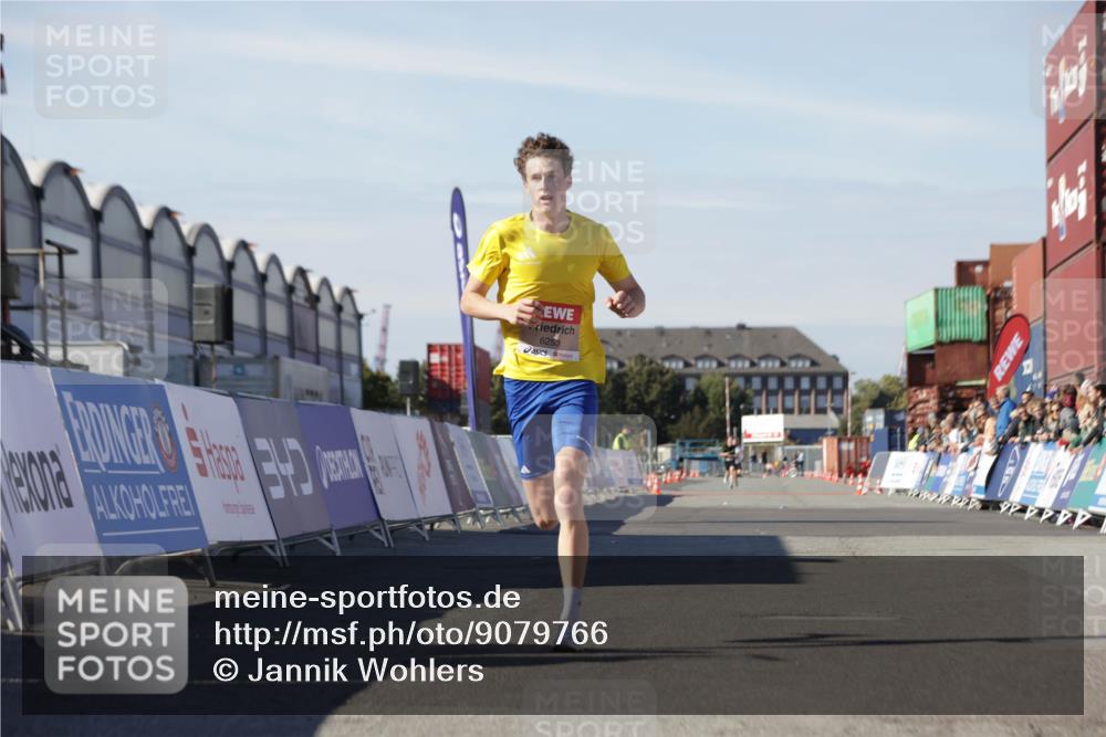03.10.2025 - Köhlbrandbrückenlauf Jannik Wohlers http://msf.ph/oto/9079766 03.10.2025 12:49:49 Ziel 5687, 5688, 6253 meine-sportfotos.de