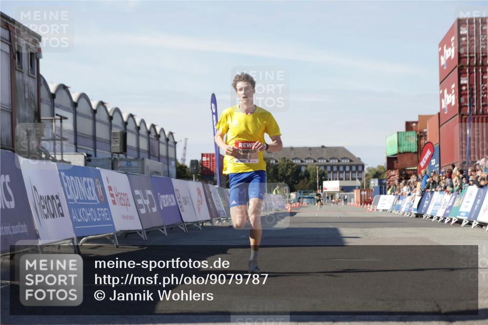 03.10.2025 - Köhlbrandbrückenlauf Jannik Wohlers http://msf.ph/oto/9079787 03.10.2025 12:49:49 Ziel 5687, 5688, 6253 meine-sportfotos.de