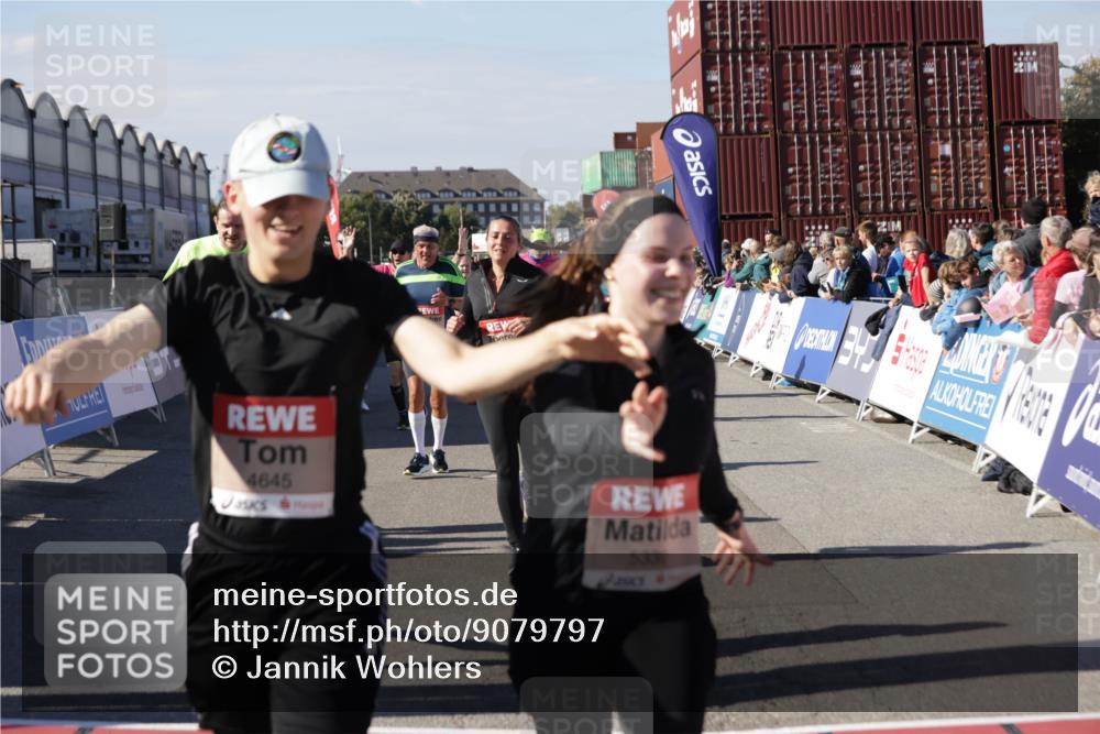 03.10.2025 - Köhlbrandbrückenlauf Jannik Wohlers http://msf.ph/oto/9079797 03.10.2025 13:17:44 Ziel 4410, 4645, 4679, 4829, 5168, 5339, 5685, 5731, 5732, 5906, 5909, 5917, 6331, 6388, 6485, 6704 meine-sportfotos.de