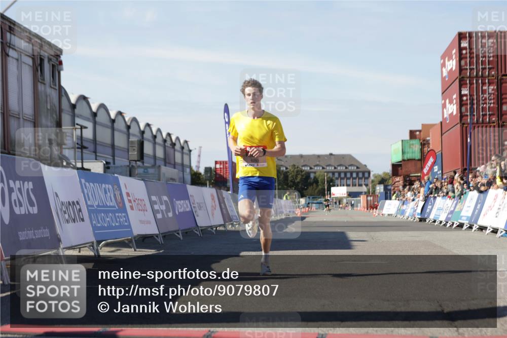 03.10.2025 - Köhlbrandbrückenlauf Jannik Wohlers http://msf.ph/oto/9079807 03.10.2025 12:49:49 Ziel 5687, 5688, 6253 meine-sportfotos.de