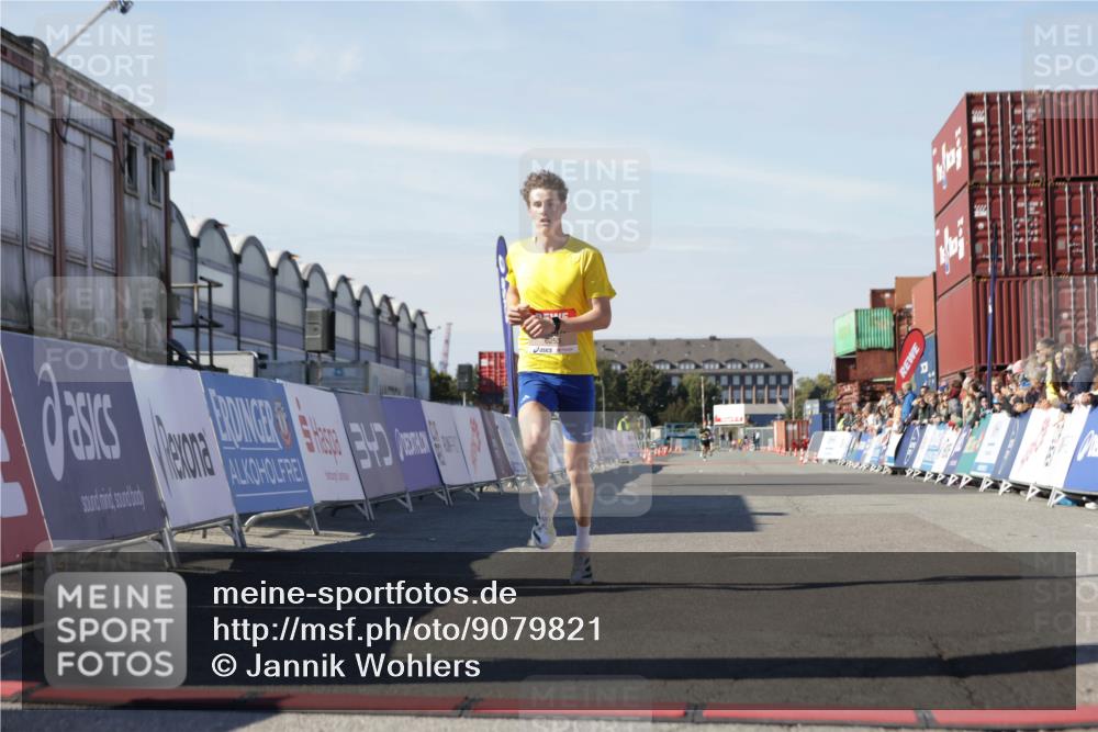 03.10.2025 - Köhlbrandbrückenlauf Jannik Wohlers http://msf.ph/oto/9079821 03.10.2025 12:49:50 Ziel 5687, 5688, 6253 meine-sportfotos.de