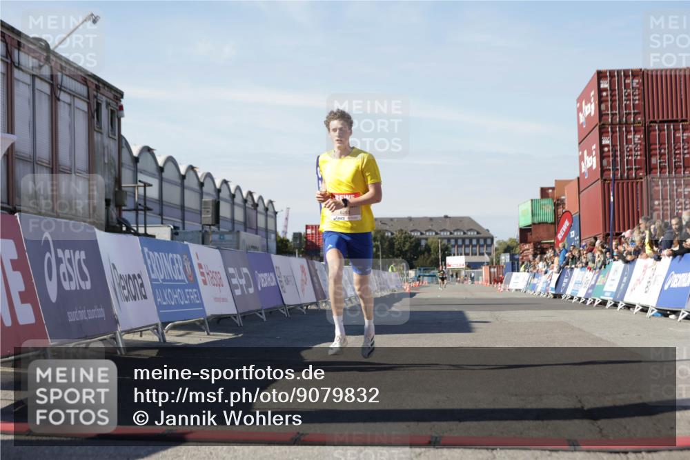 03.10.2025 - Köhlbrandbrückenlauf Jannik Wohlers http://msf.ph/oto/9079832 03.10.2025 12:49:50 Ziel 5687, 5688, 6253 meine-sportfotos.de