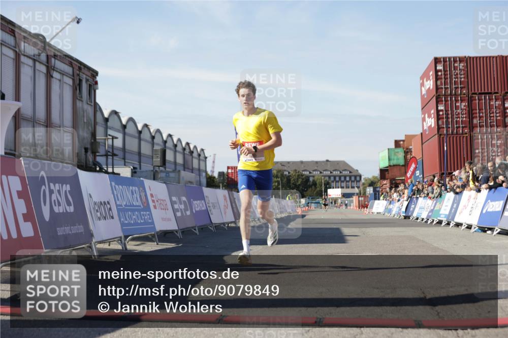 03.10.2025 - Köhlbrandbrückenlauf Jannik Wohlers http://msf.ph/oto/9079849 03.10.2025 12:49:50 Ziel 5687, 5688, 6253 meine-sportfotos.de