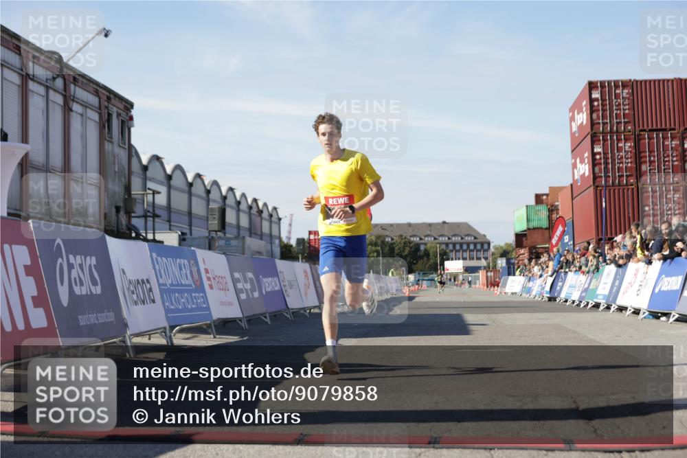 03.10.2025 - Köhlbrandbrückenlauf Jannik Wohlers http://msf.ph/oto/9079858 03.10.2025 12:49:50 Ziel 5687, 5688, 6253 meine-sportfotos.de