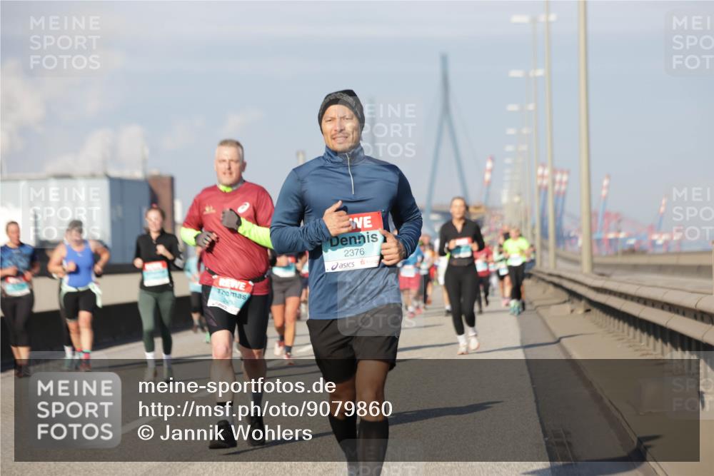 03.10.2025 - Köhlbrandbrückenlauf Jannik Wohlers http://msf.ph/oto/9079860 03.10.2025 10:01:42 Position 3 2600, 2376 meine-sportfotos.de