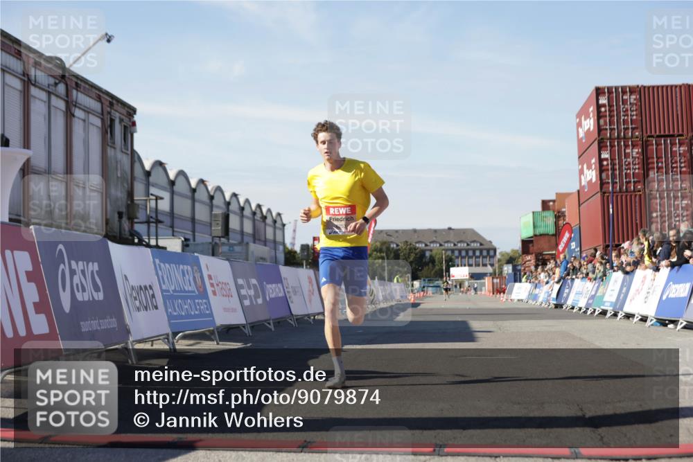 03.10.2025 - Köhlbrandbrückenlauf Jannik Wohlers http://msf.ph/oto/9079874 03.10.2025 12:49:50 Ziel 5687, 5688, 6253 meine-sportfotos.de