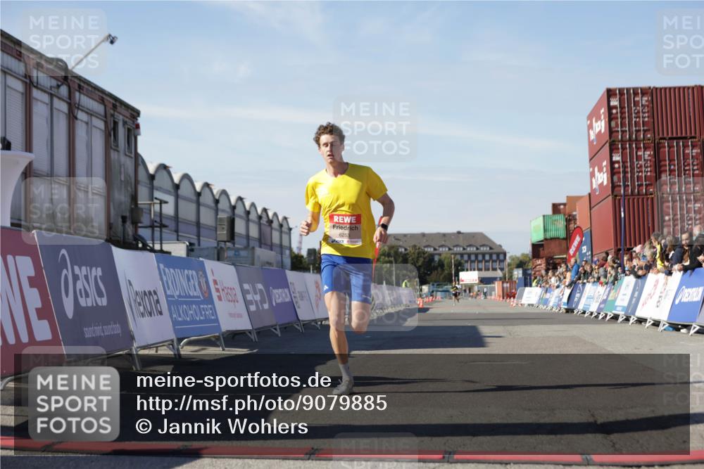 03.10.2025 - Köhlbrandbrückenlauf Jannik Wohlers http://msf.ph/oto/9079885 03.10.2025 12:49:50 Ziel 5687, 5688, 6253 meine-sportfotos.de