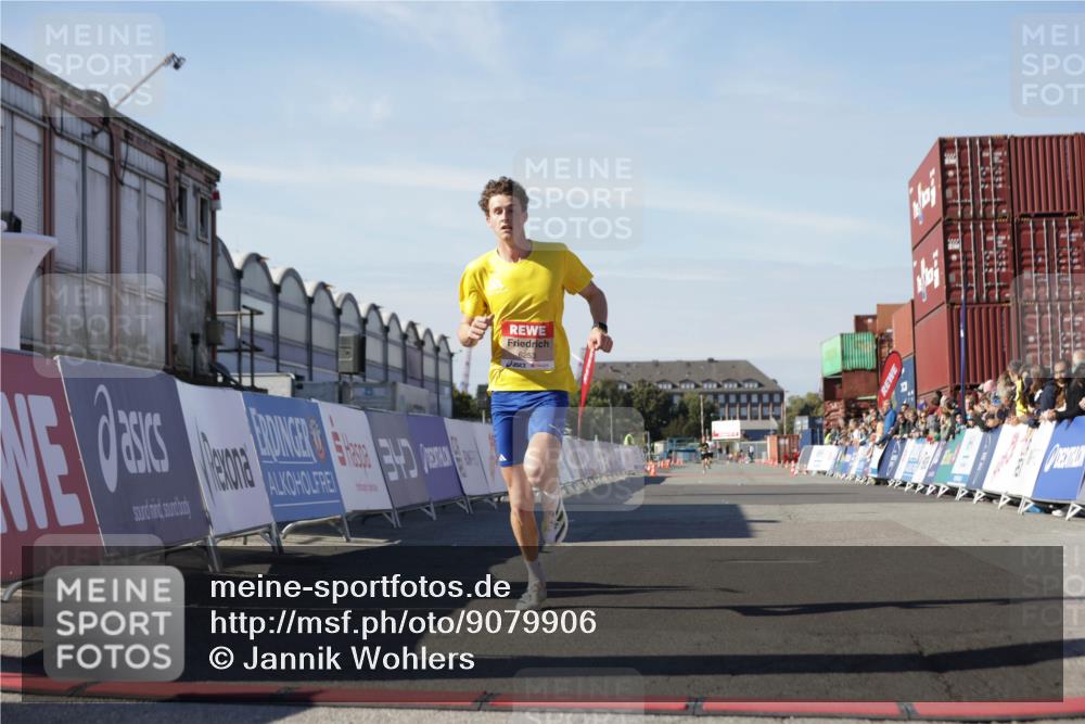 03.10.2025 - Köhlbrandbrückenlauf Jannik Wohlers http://msf.ph/oto/9079906 03.10.2025 12:49:50 Ziel 5687, 5688, 6253 meine-sportfotos.de