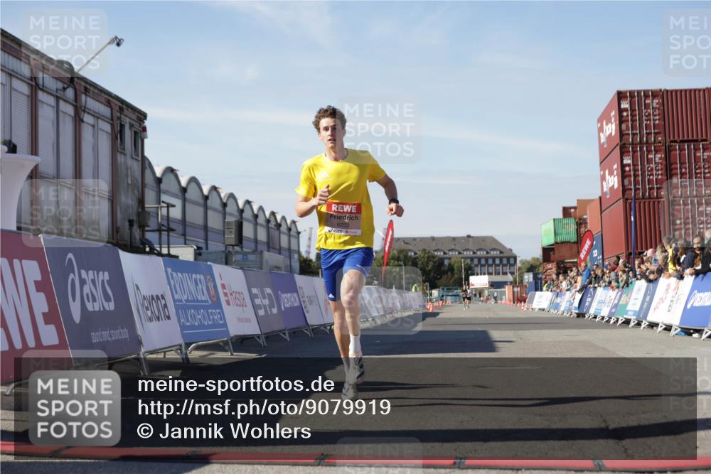 03.10.2025 - Köhlbrandbrückenlauf Jannik Wohlers http://msf.ph/oto/9079919 03.10.2025 12:49:50 Ziel 5687, 5688, 6253 meine-sportfotos.de