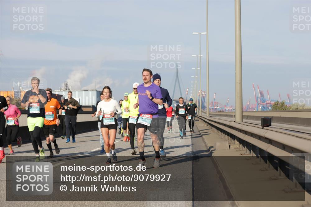 03.10.2025 - Köhlbrandbrückenlauf Jannik Wohlers http://msf.ph/oto/9079927 03.10.2025 09:53:43 Position 3 2942, 2990, 1203 meine-sportfotos.de