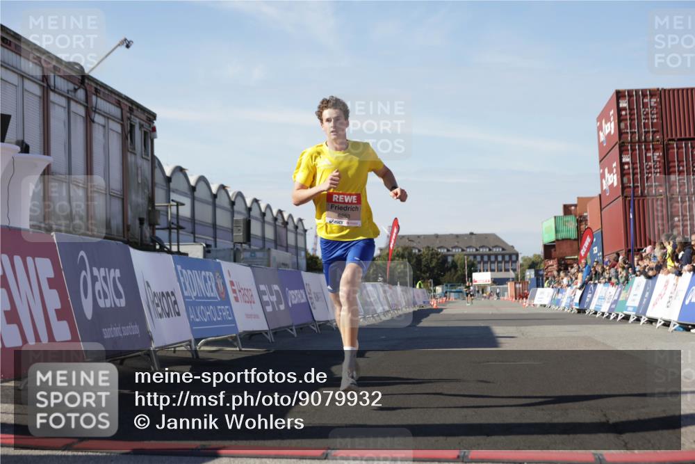 03.10.2025 - Köhlbrandbrückenlauf Jannik Wohlers http://msf.ph/oto/9079932 03.10.2025 12:49:50 Ziel 5687, 5688, 6253 meine-sportfotos.de