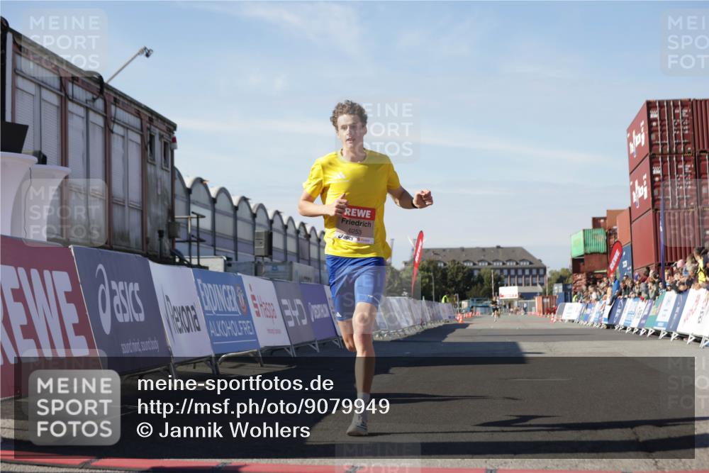 03.10.2025 - Köhlbrandbrückenlauf Jannik Wohlers http://msf.ph/oto/9079949 03.10.2025 12:49:50 Ziel 5687, 5688, 6253 meine-sportfotos.de