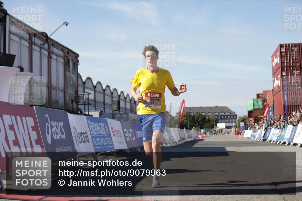 03.10.2025 - Köhlbrandbrückenlauf Jannik Wohlers http://msf.ph/oto/9079963 03.10.2025 12:49:50 Ziel 5687, 5688, 6253 meine-sportfotos.de