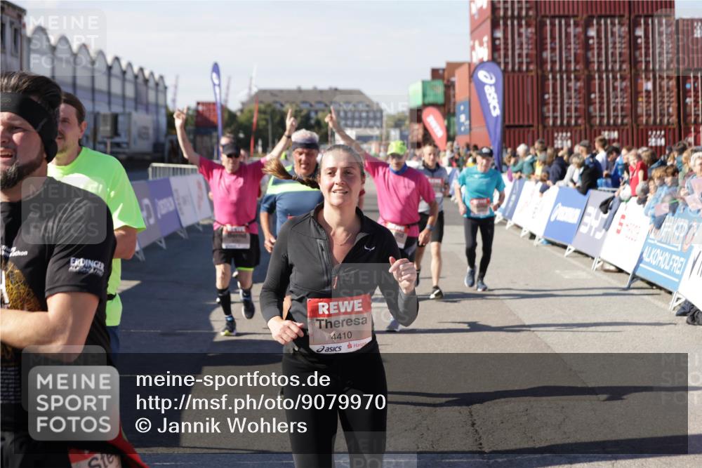 03.10.2025 - Köhlbrandbrückenlauf Jannik Wohlers http://msf.ph/oto/9079970 03.10.2025 13:17:46 Ziel 4410, 4645, 4679, 4829, 5168, 5339, 5685, 5731, 5732, 5917, 6331, 6388, 6485, 6704 meine-sportfotos.de