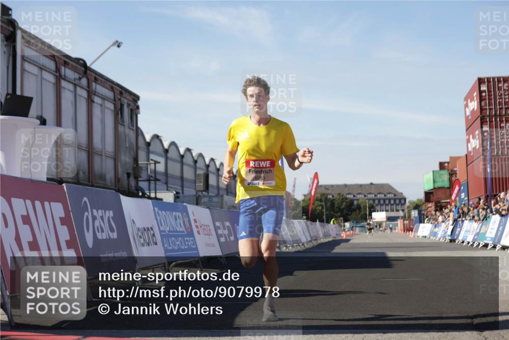 03.10.2025 - Köhlbrandbrückenlauf Jannik Wohlers http://msf.ph/oto/9079978 03.10.2025 12:49:50 Ziel 5687, 5688, 6253 meine-sportfotos.de