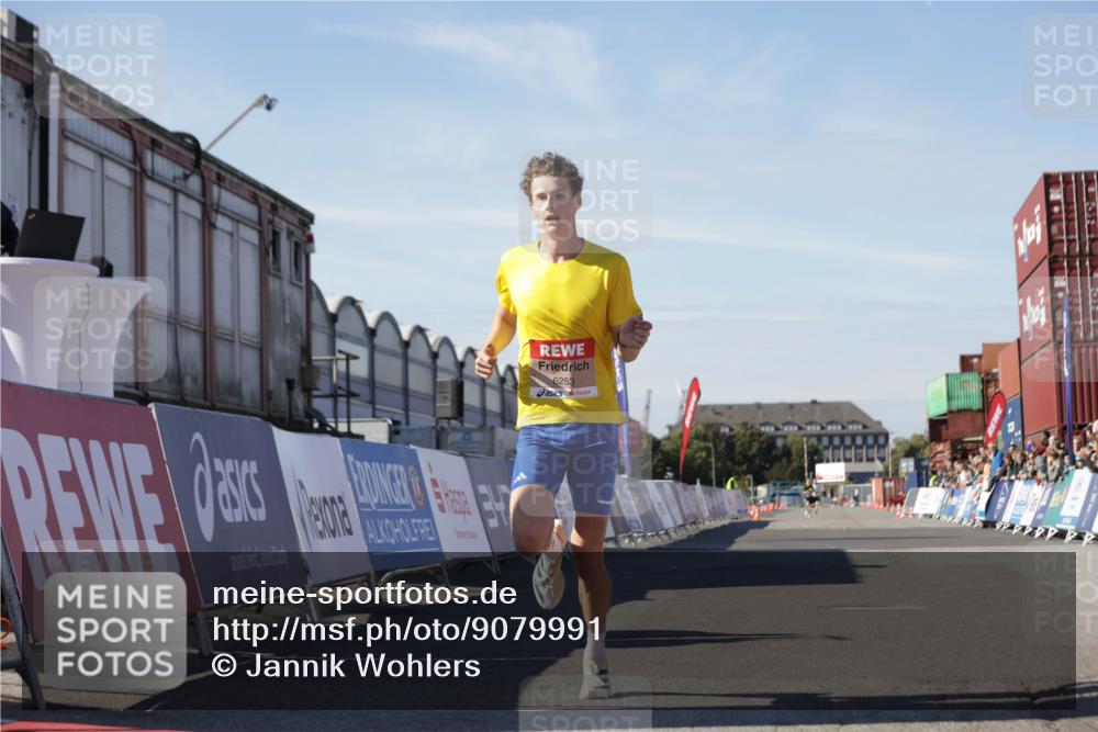 03.10.2025 - Köhlbrandbrückenlauf Jannik Wohlers http://msf.ph/oto/9079991 03.10.2025 12:49:50 Ziel 5687, 5688, 6253 meine-sportfotos.de