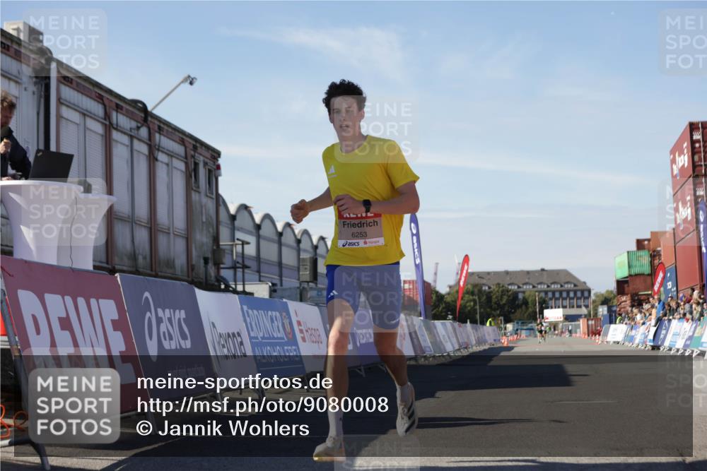 03.10.2025 - Köhlbrandbrückenlauf Jannik Wohlers http://msf.ph/oto/9080008 03.10.2025 12:49:50 Ziel 5687, 5688, 6253 meine-sportfotos.de