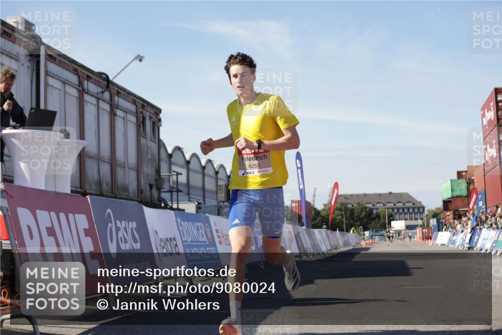03.10.2025 - Köhlbrandbrückenlauf Jannik Wohlers http://msf.ph/oto/9080024 03.10.2025 12:49:50 Ziel 5687, 5688, 6253 meine-sportfotos.de