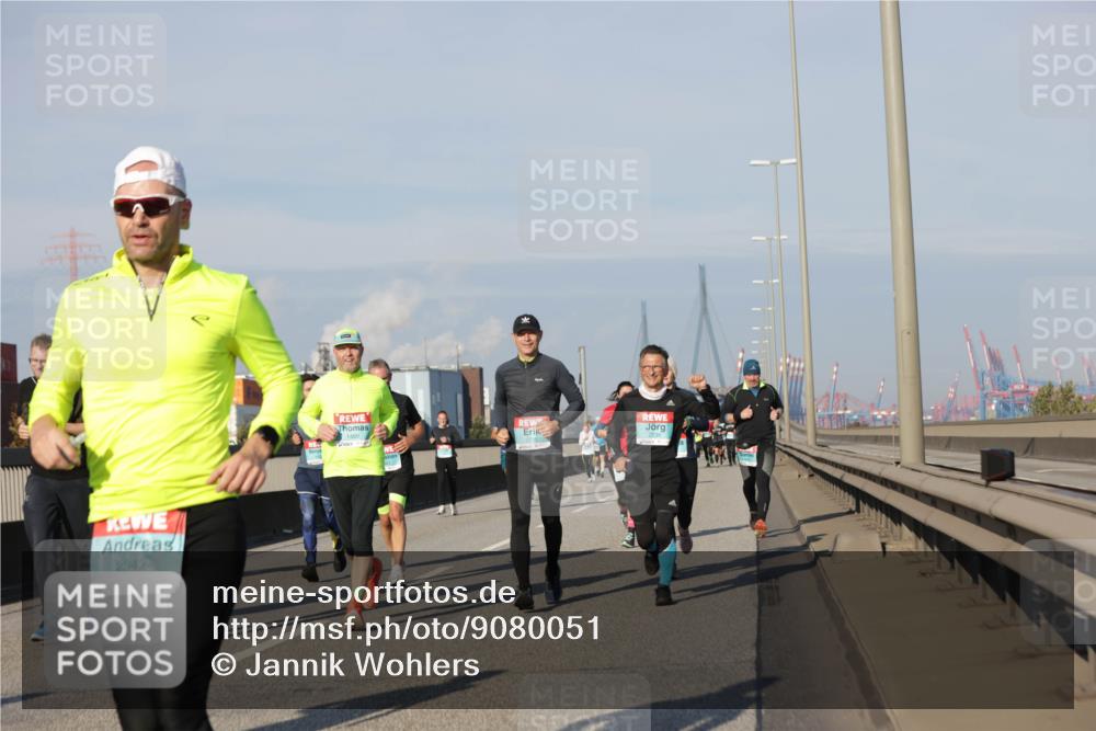 03.10.2025 - Köhlbrandbrückenlauf Jannik Wohlers http://msf.ph/oto/9080051 03.10.2025 09:53:46 Position 3 2942, 1409 meine-sportfotos.de