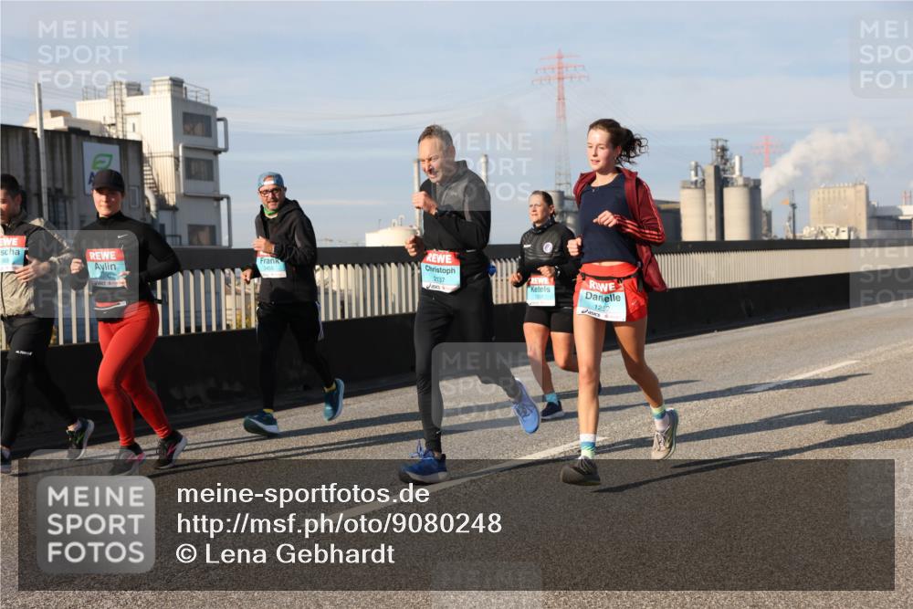 03.10.2025 - Köhlbrandbrückenlauf Lena Gebhardt http://msf.ph/oto/9080248 03.10.2025 10:03:44 Position 2 983, 3455, 2137, 1937, 1252 meine-sportfotos.de