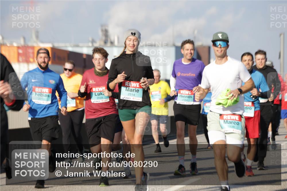 03.10.2025 - Köhlbrandbrückenlauf Jannik Wohlers http://msf.ph/oto/9080290 03.10.2025 10:01:53 Position 3 2010, 2009, 2514, 2984, 1938, 15 meine-sportfotos.de