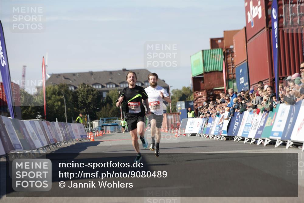 03.10.2025 - Köhlbrandbrückenlauf Jannik Wohlers http://msf.ph/oto/9080489 03.10.2025 12:50:04 Ziel 4035, 6086 meine-sportfotos.de